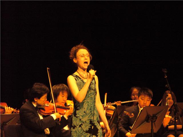 Singing Chinese folksongs with the Toronto Chinese Orchestra at Glenn Gould Studio, 2009.